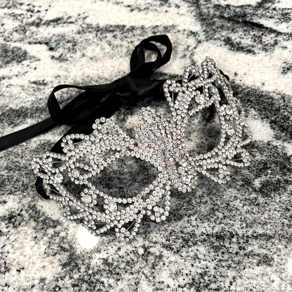 Sparkling Crystal Masquerade Mask